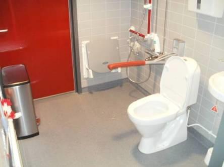 92 KUVA 4. Huoneiden 10 11 välinen inva-wc.