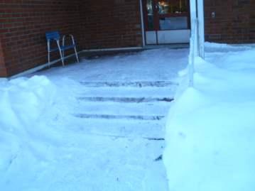 Invapaikan lisääminen. 15.2 Tilat ja kulkuväylät Aulassa sijaitsevat lasten lelut voivat aiheuttaa kompastumisvaaran (4).