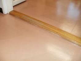 Oikealla puolella tilaa on 720 mm (suositus 800 mm), edessä 920 mm istuimen takana ei ole tilaa. Pyörähtämistila ei ole riittävä.