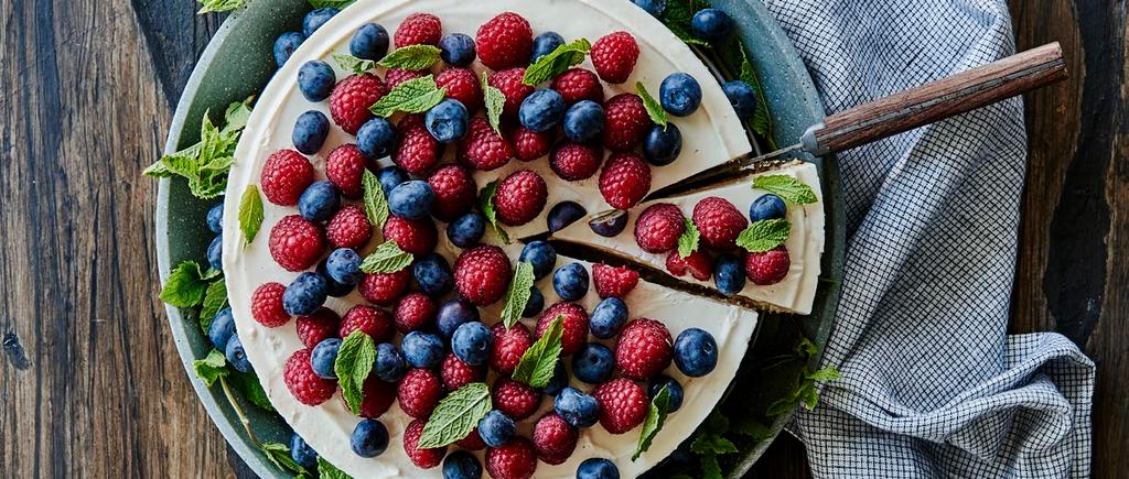 Käsesahnetorte Saksalainen juustotorttu joka maistuu varmasti kaikille. Jos haluat tehdä juustotortun gn-vuokaan, tee kolmin kertainen määrä. Voit myös halutessasi käyttää valmiita kakkupohjia.