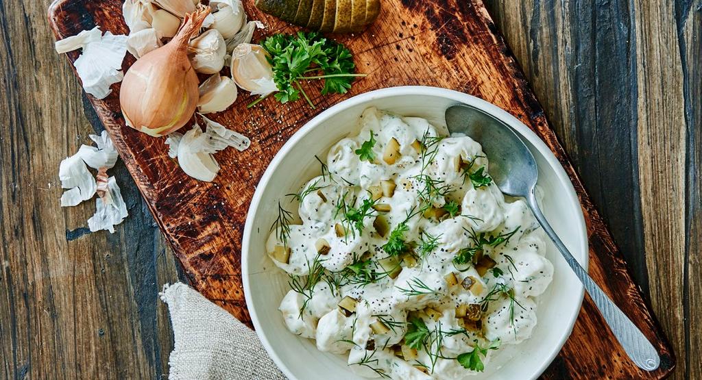 Saksalainen perunasalaatti uudella tavalla Perinteisesti saksalainen perunasalaatti tehdään keitetyistä perunoista ja vinaigrettekastikkeesta. Meidän versiomme on kermaisen täyteläinen.