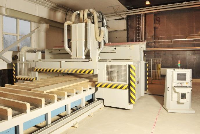 50 6 Crosslamin CNC-koneen työstömahdollisuudet 6.1 Yleistä Crosslamin CNC-työstöistä CNC-työstökoneella voidaan työstää CLT-levyjä haluttuun muotoon.