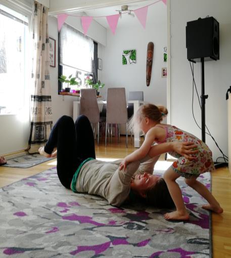 Takaperin kuperkeikka Mene selinmakuulle, jalat