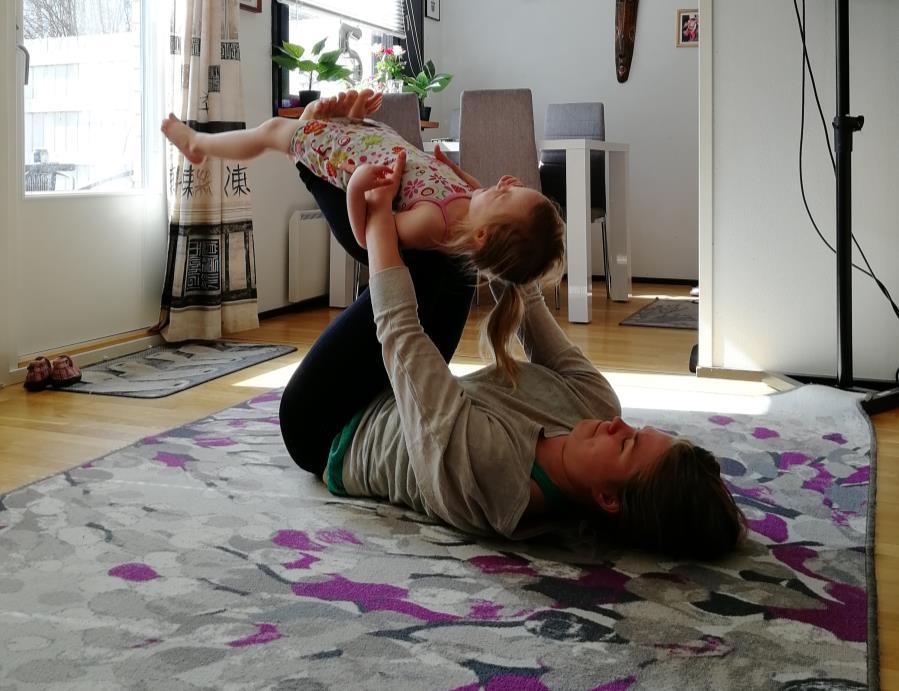 lapsen käsien etupuolelta.
