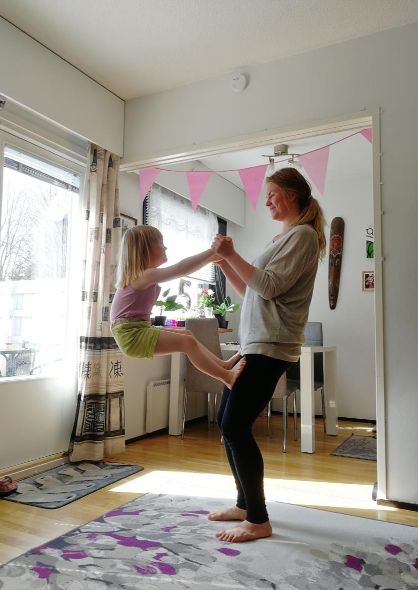 Staattinen voima/temppuilu Nimesin temput omin sanoin, mutta jokainen voi halutessaan keksiä liikkeelleen omat nimitykset! Kivuta Kavuta Polvien päälle kapuaminen ja hyppy.