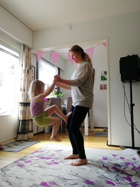 Polvi bäggäri Pidä edellisen liikkeen asento. Kun lapsi seisoo polvillasi auta lasta kiipeämään itseäsi kohti käsistä tukien.