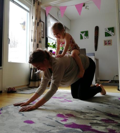 Kiipeä selkään Aloita vatsaltasi ja anna lapsen kiivetä