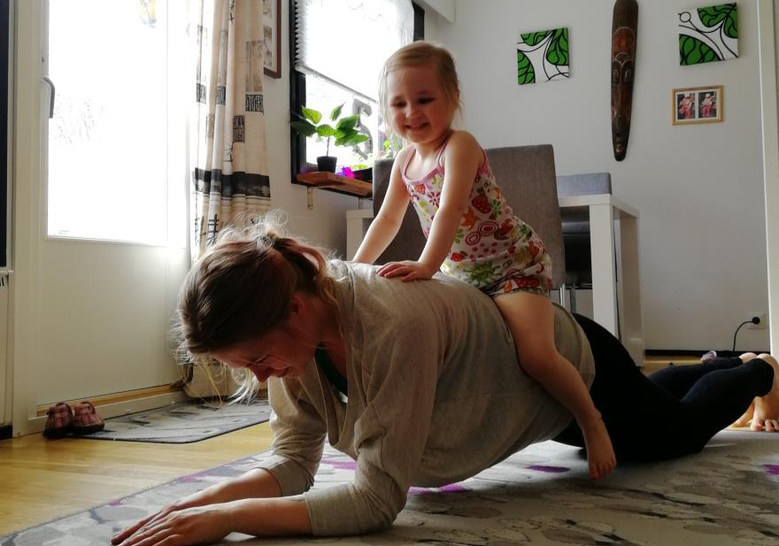 Kohota asentoasi vaiheittain ja anna lapsen aina välissä