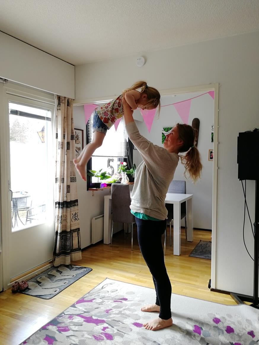 Leijonakuningas nosto Voitte tehdä liikkeen joko kasvotusten tai lapsi selin nostajaan päin. Asetu hartioiden levyiseen asentoon.
