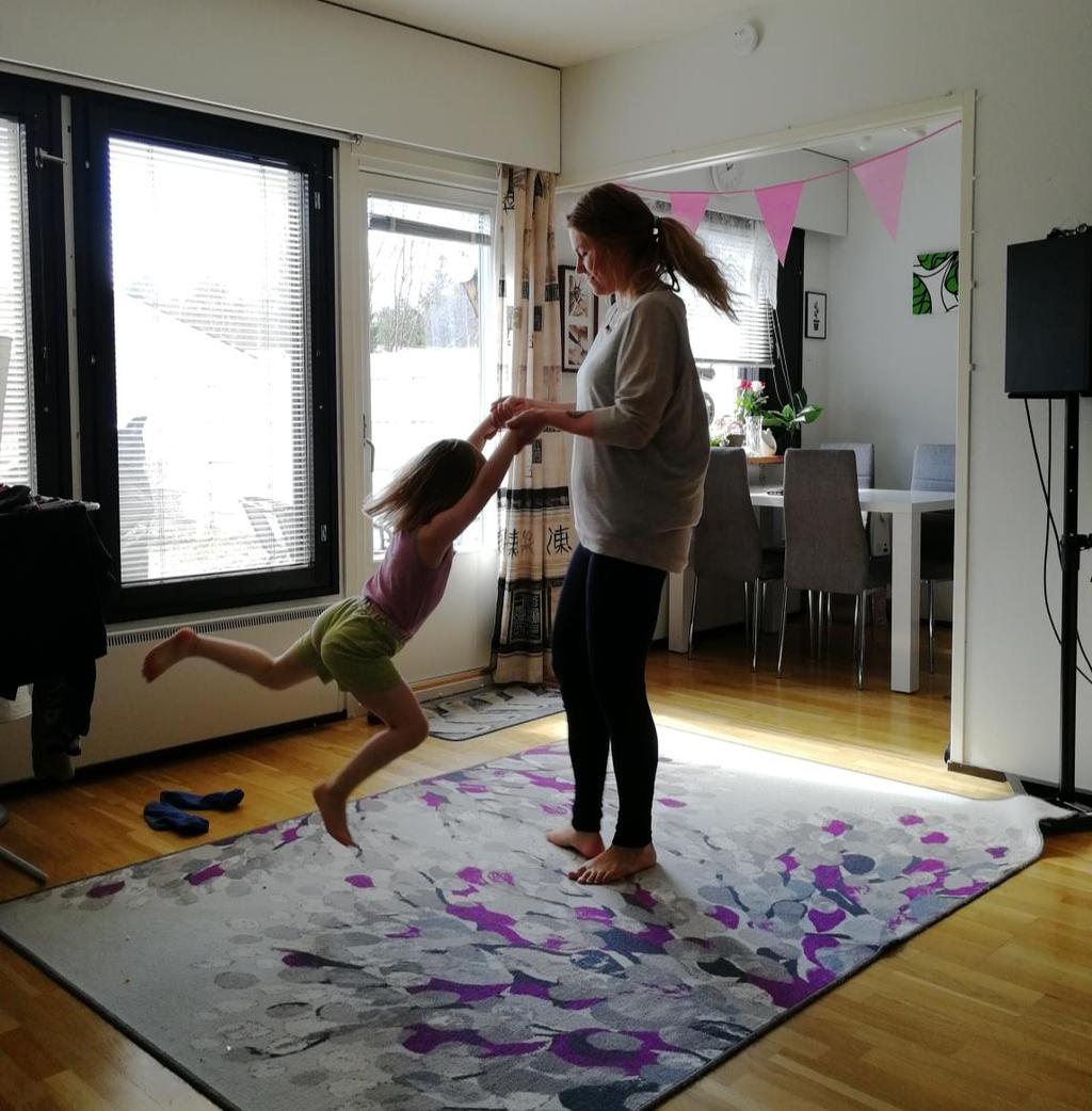 Karuselli Varmistakaa että ympärillänne on tilaa. Ota tukeva ote lapsen ranteista, aloita hitaalla vauhdilla pyöriminen oman akselisi ympäri.