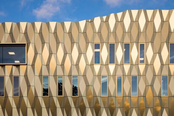 Zinder kultuurikeskus, Tiel, Holland (2 - arhitektuur) Arhitekt: De Zwarte Hond Fassaad alumiiniumist, mis on üle