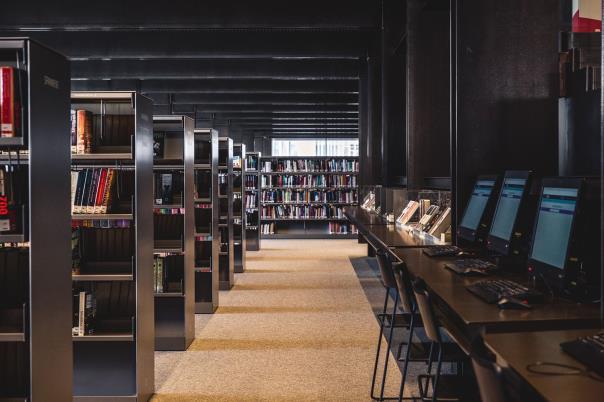Genti raamatukogu De Krook, Belgia (3 huvitavad faktid) Kui hoone valmis sai, moodustasid 1250 inimest inimketi, et raamatuid