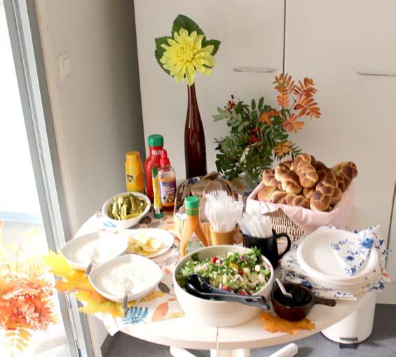 10 kg perattuja muikkuja ynnä muuta ruoaksi kelpaavaa. Sunnuntaiaamuna päivä alkoi kerhohuoneen koristelulla ja grillien, muurikkapannun ja savustimen asentamisella.