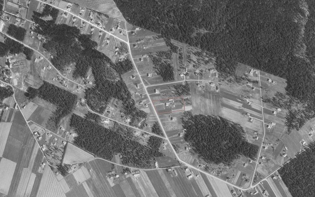 Selostus A-2707 6 (13) Suunnittelualueen itäpuolella sijaitsee asemakaavan mukainen lähivirkistysalue, Ilonanpuisto. Tonttia rajaa sen länsi- ja eteläsivuilta katualueet.