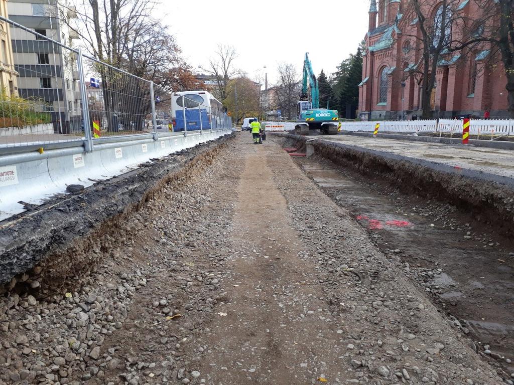 76 Kuva 5.21 Pirkankadun tutkimuskohde. Kuvassa 5.21 vanhat rakennekerrokset paksunevat kuvaussuunnassa.