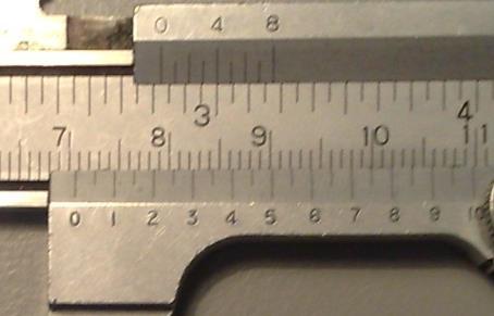 Kuvassa nonius-asteikon mittaviivojen välimatka vastaa siis todellisuudessa etäisyyttä 1 mm/20 = 0,05 mm. Yleensä tämä työntömitan lukematarkkuus on merkitty mittaan (kuvassa 1.2 i).