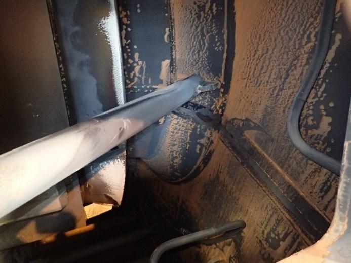 Kuva 21 esittää kuinka, turbiinin päätyjen pulttien ympäriltä pinnan magnetiitti oli kulunut lähes täysin, mutta turbiinin keskellä olleet pultit ja pulttien ympäristö olivat lähes täysin magnetiitin