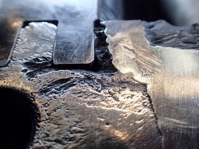 Putsauksen jälkeen jakotasojen vaurioiden huomattiin olevan paikoin erittäin syviä. Kuva 32.