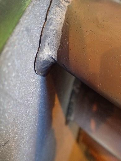 Kyseisen kiekon rakenne poikkeaa muista johtosiipikiekoista, sillä johtosiivet on hitsattu kiekkoon kiinni. Kiekon pinnan magnetiitti oli kulunut kauttaaltaan laikukkaaksi. Kuva 39.