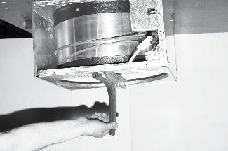 Vedä lämmönsiirrin ulos ilmanvaihtolaitteesta. Irroita kansi avaamalla kannessa olevat ruuvit (kuva 1).