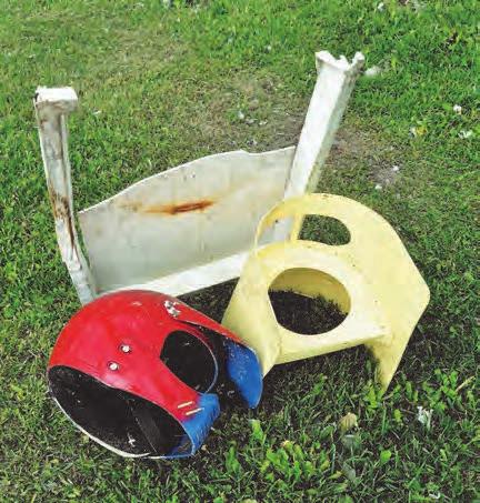 Kompostimassan voi kaivaa omaan pihaan, ellei sitä halua käyttää lannoitteena. Kesämökit huomio! Maatuvatko nämä? Laittaisitko tällaista mustien ja vaaleiden pussien joukkoon?