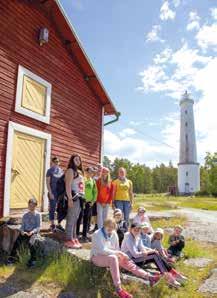 Saarileiri 2017 teksti: Tiia Niemi kuvat: Juha Heljakka Saarileirillä Tynnyrikarissa mukavassa porukassa Leiriläisiä Säpissä 2017. Ohjaaja näyttää mallia.