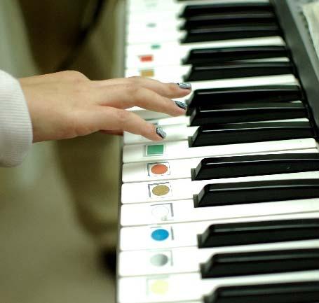 16 Jaatiskerhoja ja vertaisryhmiä 2016 Musiikkikerhot Majan kolme musiikkiryhmää ovat musiikkiterapeuttien ohjaamia, Musikantit apsille ja kaksi Bändiryhmää nuorille.