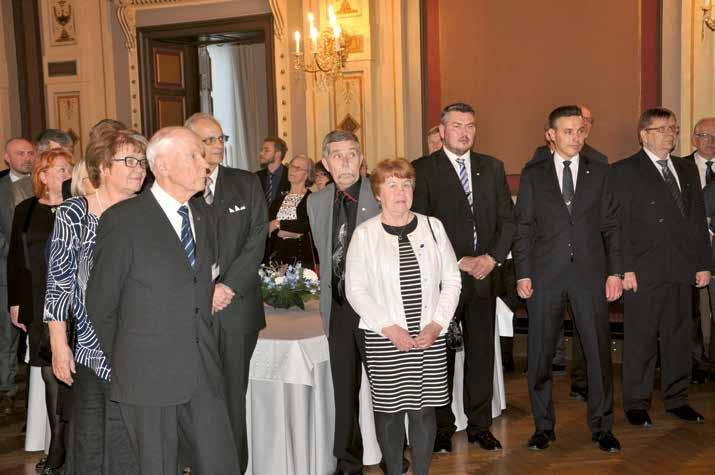 Kuvassa vasemmalla edessä puheen pitänyt dipl.ins. Paavo Tennilä ja Paavon takana puoliso Elina Aro. Paavon takana osittain näkyy dipl.ins. Arto Riihimäki, joka oli yhdistyksemme puheenjohtaja, kun vietettiin SVY:n 40-vuotisjuhlaa.