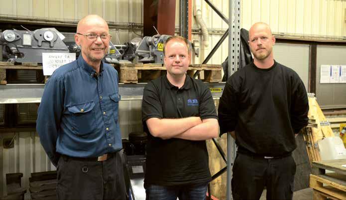 Kenneth Senby, Jonas Johansson och Andreas Hölscher. SB-Grävtillbehör AB grundades 1996 och finns i Lidköping. Det gjutna snabbfästet som tillverkas av Holsbyverken. ket.