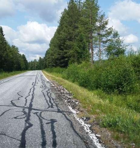 KUVA 6. Liian ohut rakennekerros tien reunassa 2.2 Sorateiden kunnossapito Vuoden 2013 alussa Suomen maanteistä oli sorateitä noin 27 000 km, joka on noin 35 % koko maantieverkon pituudesta.