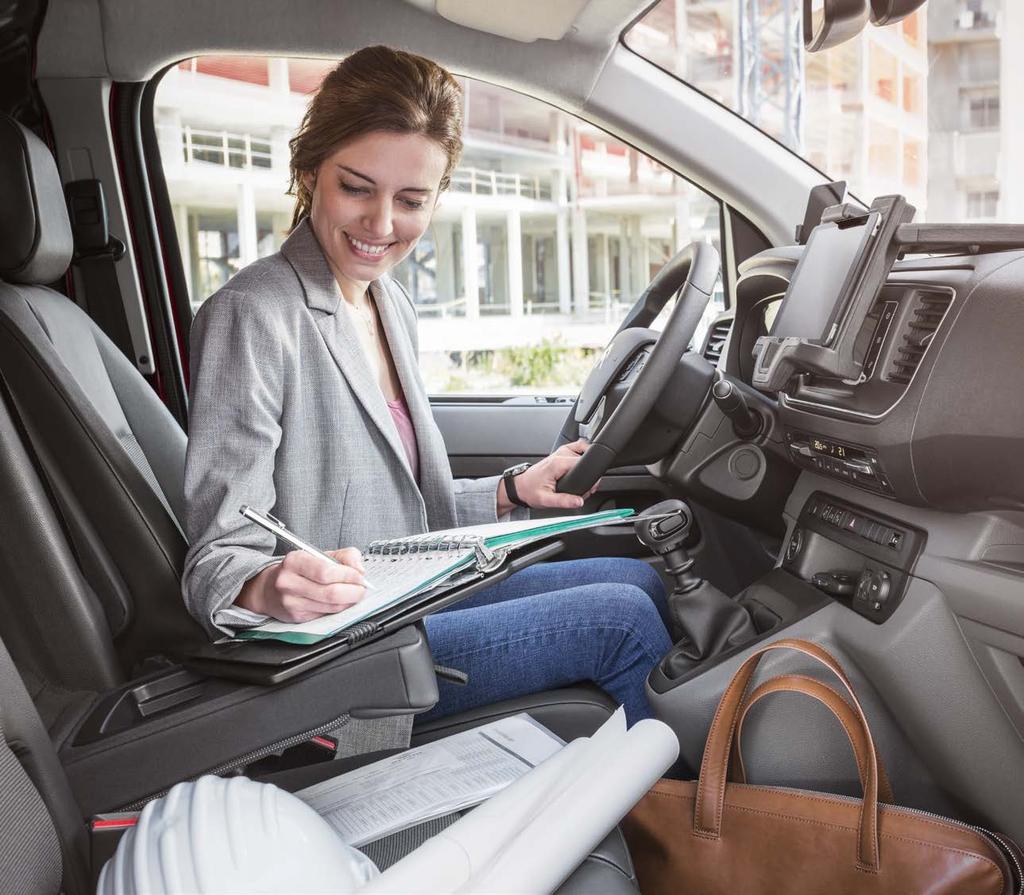 AJO- MUKAVUUS UUDENLAISTA ERGONOMIAA CITROËN JUMPYN etuistuinten suunnittelussa on kiinnitetty erityistä huomiota ergonomiaan: korkealle sijoitetun istuimen ansiosta kuljettaja