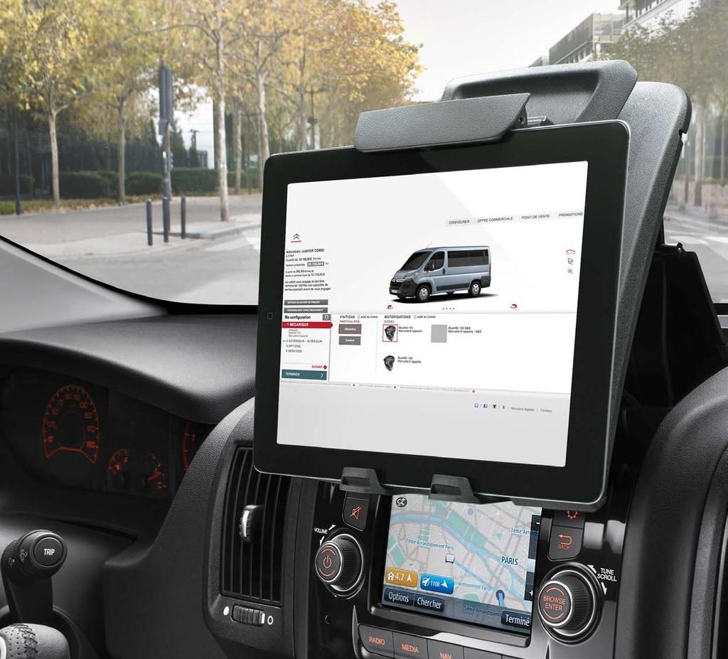Keskikonsoli on varustettu kirjoitusalustalla, joka toimii myös käytännöllisenä tablettialustana (max 10 tabletit). CITROËN JUMPER on suunniteltu jokapäiväiseen työkäyttöön.