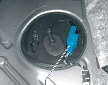 45 4.5.1 Polttoainepumpun ohjainlaite J538 Ohjainlaite sijaitsee sähköisen polttoainepumpun kannessa takapenkin alla. Kuva 41. Polttoainepumpun ohjainlaite J538 (SSP 443 s.