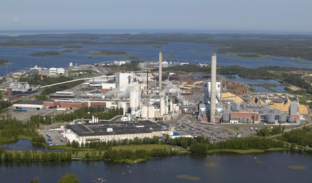 4 sovelluksiin, kuten hiekkapaperiin, rulla- ja riisikääreisiin. Paperitehdas on integroitu UPM:n sellutehtaaseen ja lisäksi samalla alueella toimii myös voimalaitos, satama ja saha. (KUVA 1.