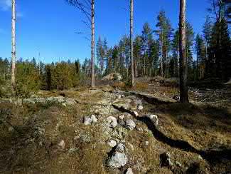 kirkosta 9,6 km kaakkoon Ajoitustarkenne Inventointimenetelmät pintahavainnointi Aiemmat löydöt 1896 inv T. Schvindt & H. Forsström 1964 inventointi M. Huurre 1996 hoito T.
