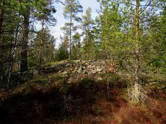 9. Rikkaitten haudat Keski-Pohjanmaan ArkeologiaPalvelu Uusikaupunki Kalanti osayleiskaava 2017 Osa 2 13 Mj-rekisteri 895010026 TM35-lehtijako L3421L Laji kiinteä muinaisjäännös Vanha yleislehtijako