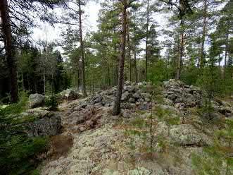 pronssikausi Etäisyystieto Kalannin kirkolta 9,7 km itäkaakkoon Ajoitustarkenne Inventointimenetelmät pintahavainnointi Aiemmat löydöt 1896 inv T. Schvindt, & H. Forsström 1964 inventointi M.