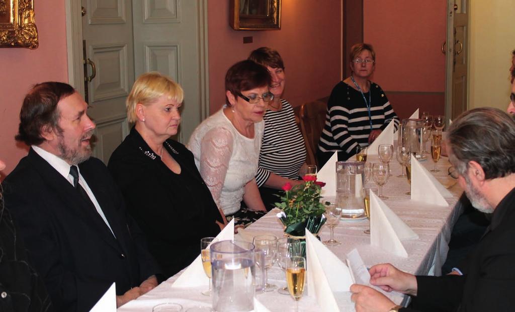 jotka ovat pääosin perinteisesti miesvaltaisia lukuun ottamatta siivous- ja hallintopalveluita. 5. Henkilöstön ikärakenne Vuonna 2014 Rakennuslaitoksen henkilöstön keski-ikä oli 51,3 (51,5) vuotta.