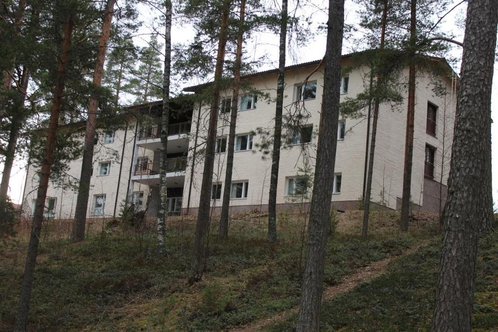 Kaavaselostus Sivu 6/15 3.1.2 Rakennettu ympäristö Opiston aluetta hallitsee maisemallisestikin merkittävä laaja rakennusmassa. Päärakennuksen pohjapinta-ala on noin 2 400 m2.