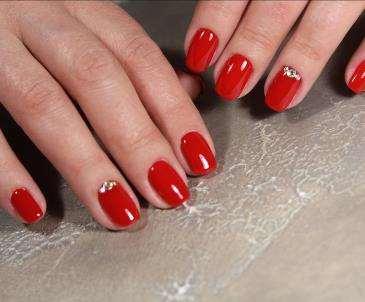 UV / LED COLOR GEL HOT RED Vahva punainen räväyttää yhtenä nmuotivärinä.