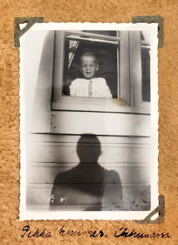 Pekka kuumesairaalan ikkunassa. Kuva: Kilkkien perhealbumi. Isä ja äiti eivät saaneet tulla sisälle kuumesairaalaan.