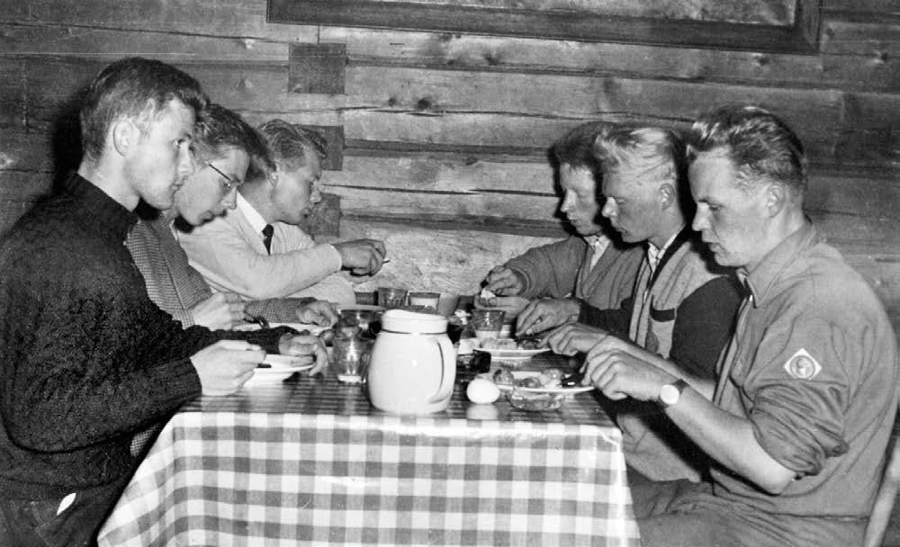Metsäylioppilaita ruokailemassa Hyytiälän metsäasemalla. Pekka oli liimannut kuvan päiväkirjaansa.