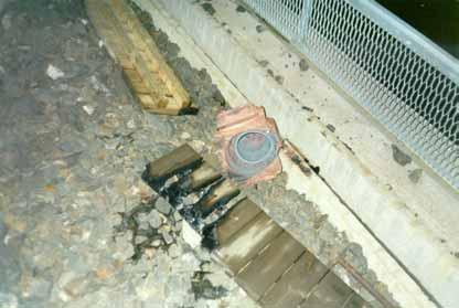 Damaged bearing on Tikkalantie bridge in the west end of Muhos station. The broken axle shaft end has detached from the axle.