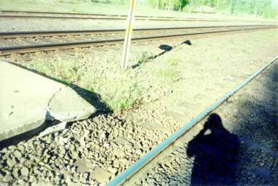 Kuva 6. Tavaravaunun laakerivaurio ja suistuminen Muhoksella 27.5.2002. Muhoksen aseman välilaiturissa oleva tuore murtuma kuvattuna 28.5. aamulla. Figure 6.