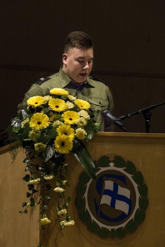 Varusmiehen tervehdys satavuotisjuhlassa Kunnioitetut sotiemme veteraanit, arvoisa Hämeenlinnan sotilaskotiyhdistys, herra eversti, hyvät juhlavieraat Sotilaskoti on kuin olohuone, jonne varusmiehet