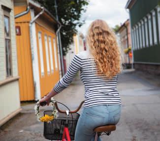 Asut lähellä merta ja ainoastaan kivenheiton päässä ruokakaupasta, huoltoasemasta, urheilukentästä, frisbeegolfradasta