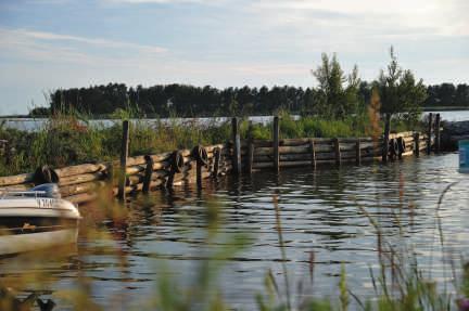Från Alesundet är det endast några kilometer till torget, längs en slingrande naturskön väg.