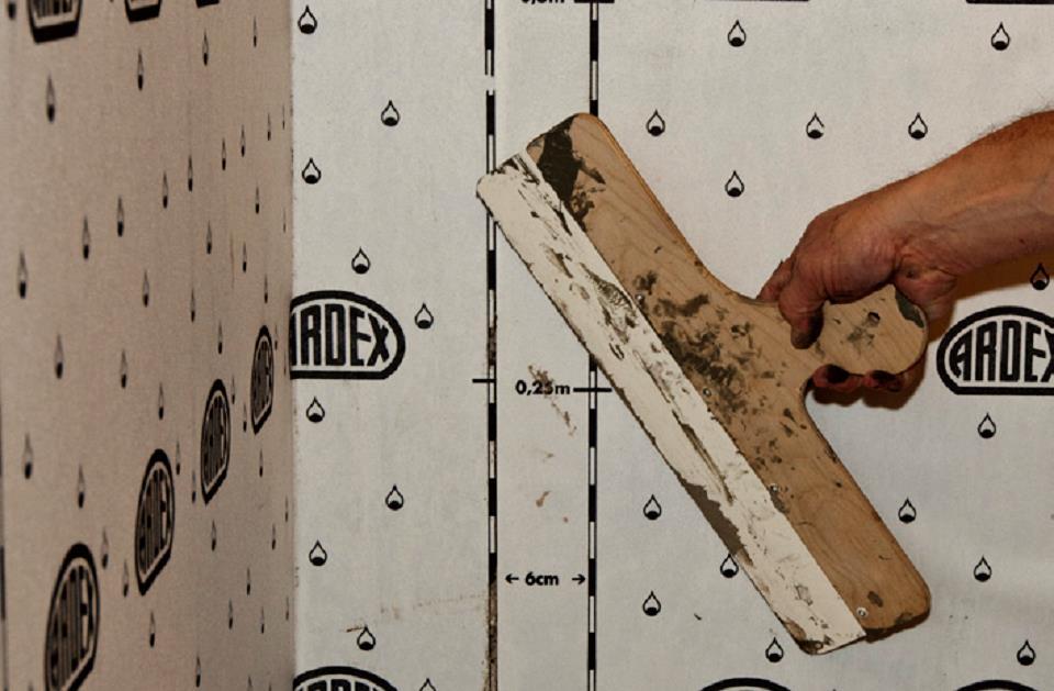 Alustavaatimuksen ja esikäsittely Sivulla 3 on kerrottu vedeneristeiden alustavaatimukset ja sivulla 2 kosteusvaatimukset.