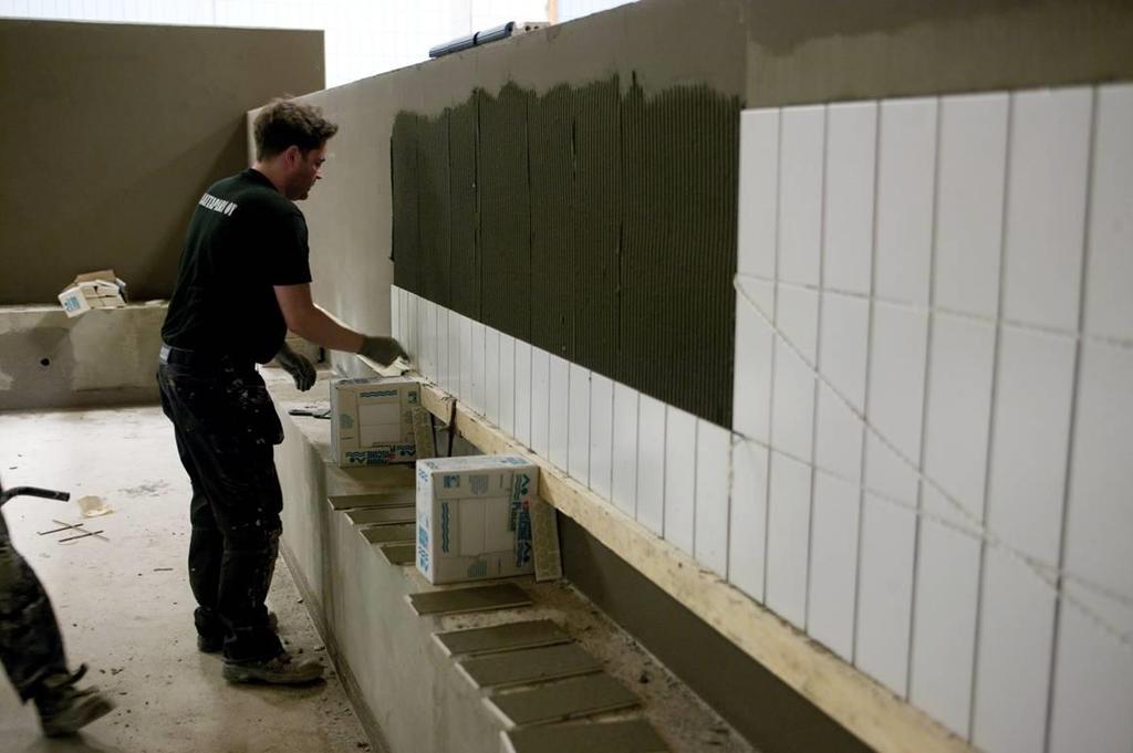 Laastikampa valitaan siten, että saavutetaan 100 % tartunta. Laasti levitetään tarvittaessa myös laatan takapintaan. EN 12004 mukaan ARDEX X 77 on C2 T(T)E(E) S1 luokiteltu.