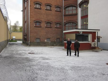 Tapaamistiloista tehdyistä huomioista tarkemmin kohdissa 8.11 ja 8.12. Kirjasto on erittäin vaatimaton ja pienessä tilassa, johon ei saamaan aikaan mahdu kuin muutama henkilö.